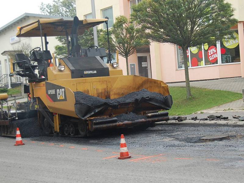 Oprava poničeného povrchu silnice na křižovatce ulic Na Radouči a Václavkova v Mladé Boleslavi.