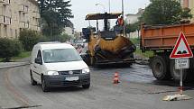 Oprava poničeného povrchu silnice na křižovatce ulic Na Radouči a Václavkova v Mladé Boleslavi.