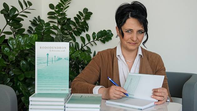 Spisovatelka Pavla Pavlíčková Kovaříková při autogramiádě