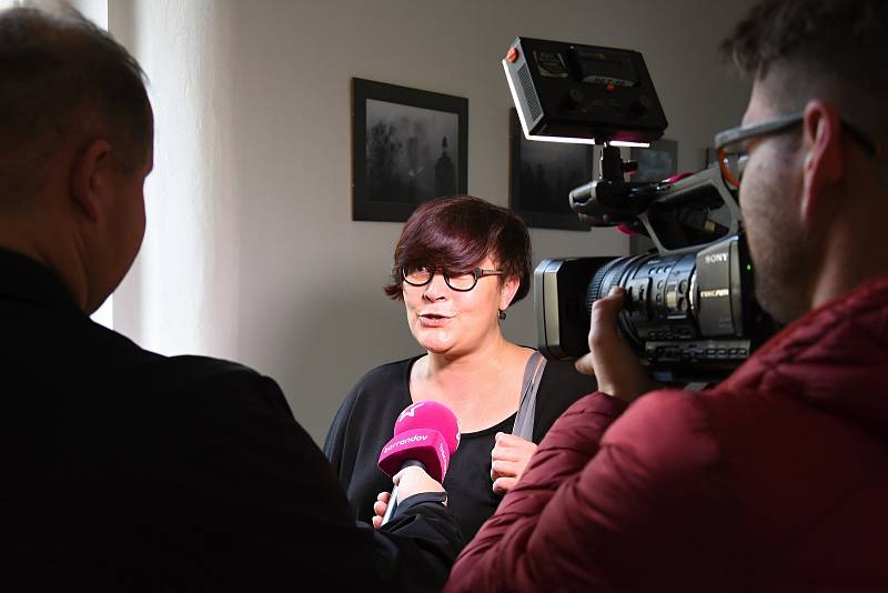 Z údajných útoků na bezdomovce se od čtvrtka zpovídají před Okresním soudem v Mladé Boleslavi strážníci místní městské policie. Oba vinu odmítají.  Jako svědkyně vystoupila také Martina Brzobohatá z organizace LUMA MB pomáhající obětem trestných činů.