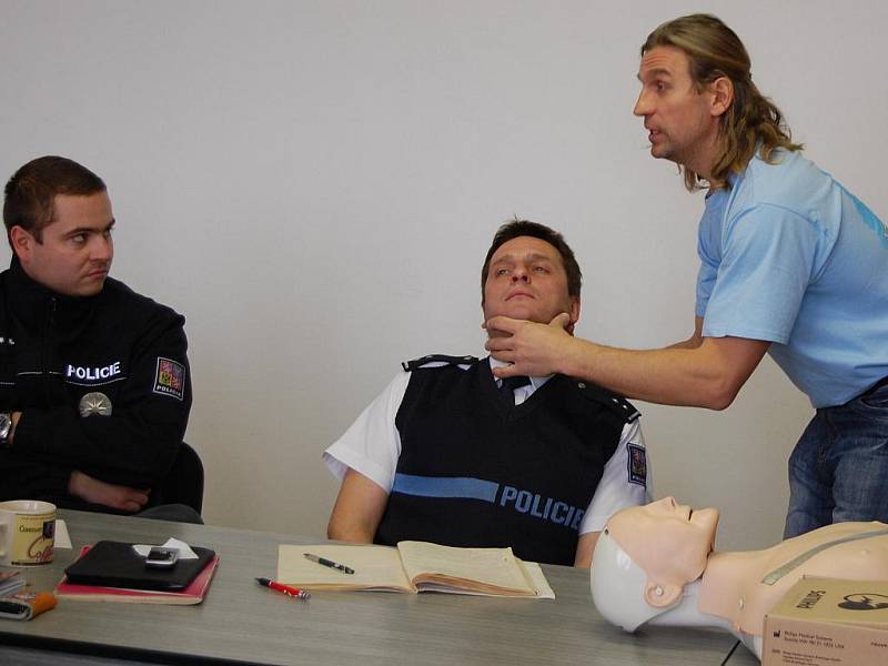 Dopravní policisté v Mladé Boleslavi se učili zásady první pomoci a také obsluhovat nový defibrilátor