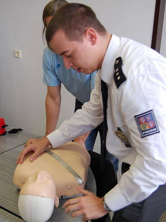 Dopravní policisté v Mladé Boleslavi se učili zásady první pomoci a také obsluhovat nový defibrilátor