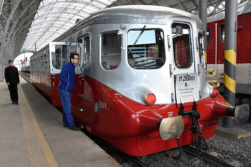 Na Mělnicko, Mladoboleslavsko a Nymbursko vyjel v pátek z Prahy historický motorový vůz 260.001 zvaný Stříbrný šíp.