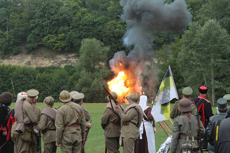 Střelba a výbuchy zněly v sobotu odpoledne 23. června z Krásné louky v Mladé Boleslavi.