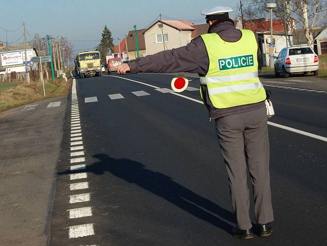 Dopravní policisté na Mladoboleslavsku si posvítili na náklaďáky. Zajímali se především o jejich technický stav.