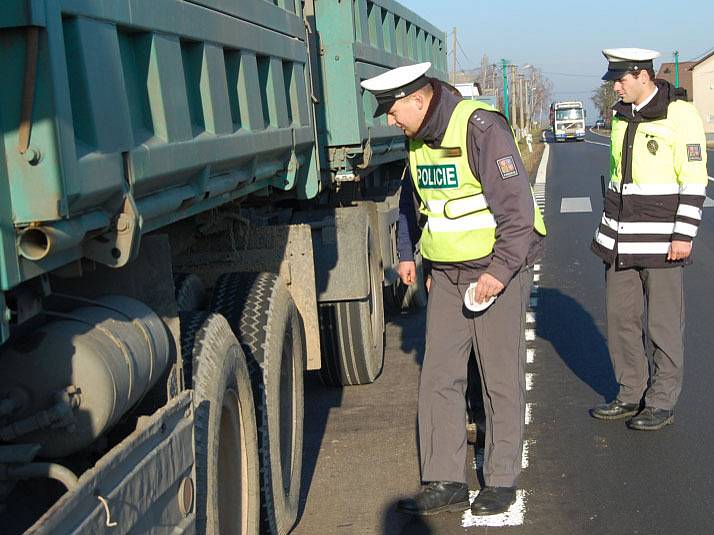 Dopravní policisté na Mladoboleslavsku si posvítili na náklaďáky. Zajímali se především o jejich technický stav.