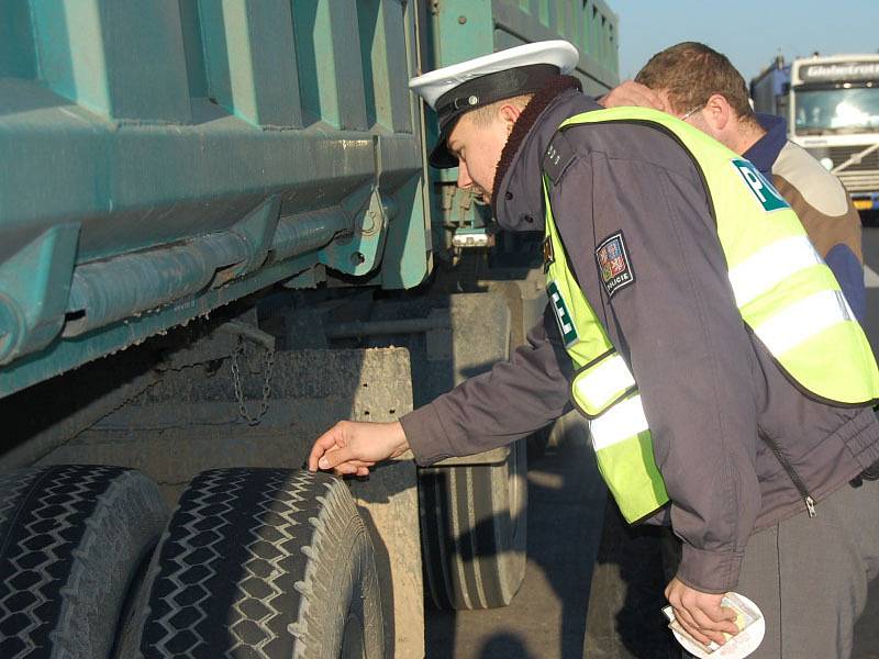 Dopravní policisté na Mladoboleslavsku si posvítili na náklaďáky. Zajímali se především o jejich technický stav.