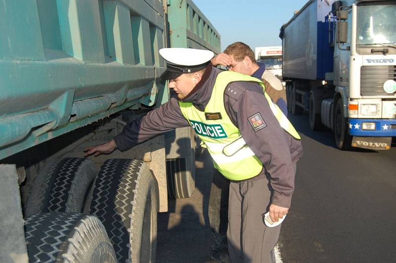 Dopravní policisté na Mladoboleslavsku si posvítili na náklaďáky. Zajímali se především o jejich technický stav.