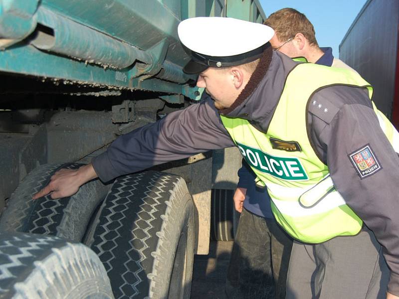 Dopravní policisté na Mladoboleslavsku si posvítili na náklaďáky. Zajímali se především o jejich technický stav.