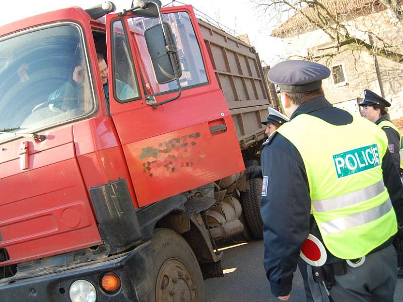 Dopravní policisté na Mladoboleslavsku si posvítili na náklaďáky. Zajímali se především o jejich technický stav.