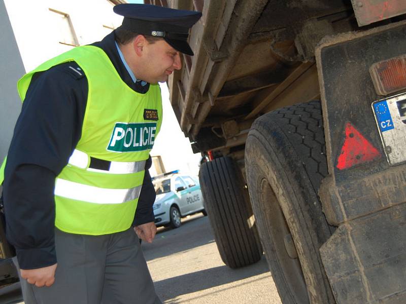 Dopravní policisté na Mladoboleslavsku si posvítili na náklaďáky. Zajímali se především o jejich technický stav.