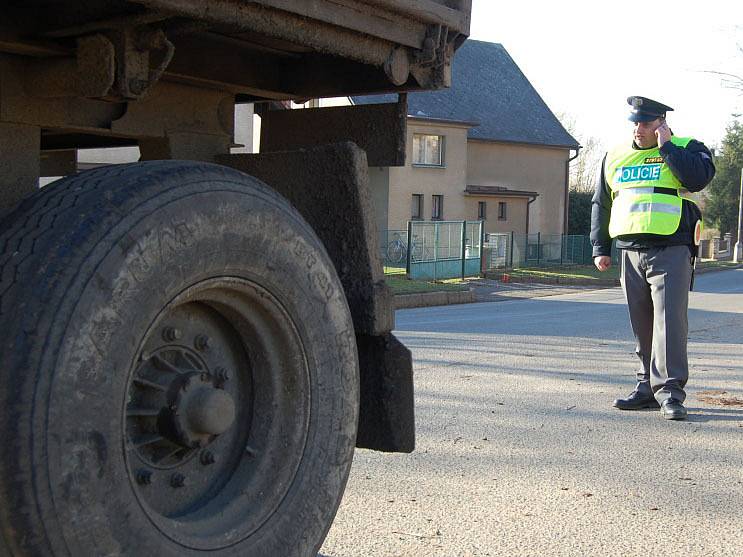 Dopravní policisté na Mladoboleslavsku si posvítili na náklaďáky. Zajímali se především o jejich technický stav.