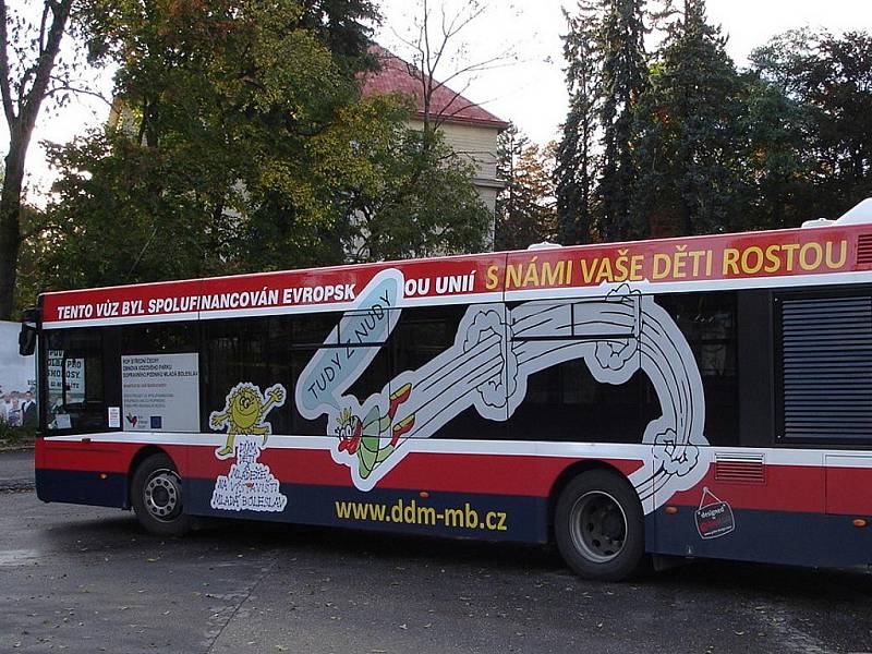 Knihy na i v autobusech v Mladé Boleslavi.