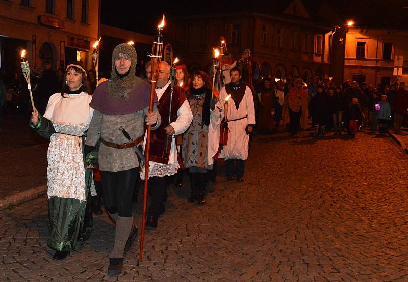 Sobota patřila v Mnichově Hradišti Restaurant Day, setkání milovníků dobrého jídla. Ti se sešli v sále klubu Posilovna u místního fotbalového stadionu. Desítky zájemců ochutnaly dobroty připravené místními. Večer pak dorazil na náměstí v průvodu svatý Mar