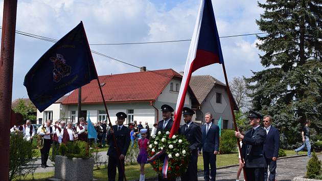 Dvaasedmdesátá Národní pouť v Ledcích přilákala již tradičně mnoho lidí. Slavnostní průvod došel od základní školy k pomníku padlých, kde účastníci uctili památku padlých v květnu 1945.