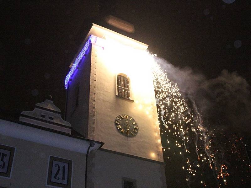 Na Staroměstském náměstí se v první adventní neděli rozzářil vánoční strom