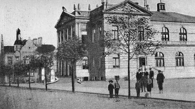 Sokolovna na dobové fotografii z roku 1914.