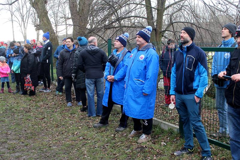 Ze třetího ročníku soutěže zimních plavců na řece Jizeře u Krásné louky v Mladé Boleslavi.