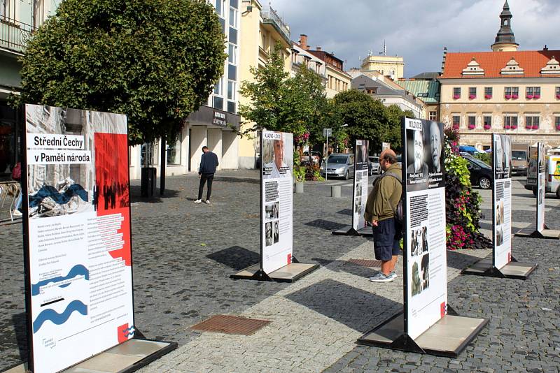 Výstava přináší dvanáct příběhů z dob války, okupace a totality. Všechny vyprávěné příběhy se odehrály v kulisách významných míst kraje a všechny mají paralelu v tom, co se dnes děje na Ukrajině.