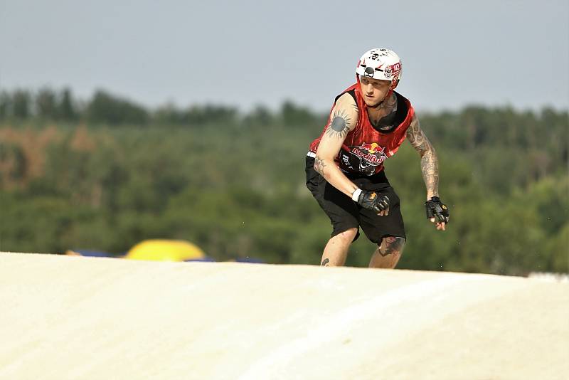 Ze závodu longboardů Red Bull Feel the Wheel 2020 na bikrosové trati v Benátkách nad Jizerou.