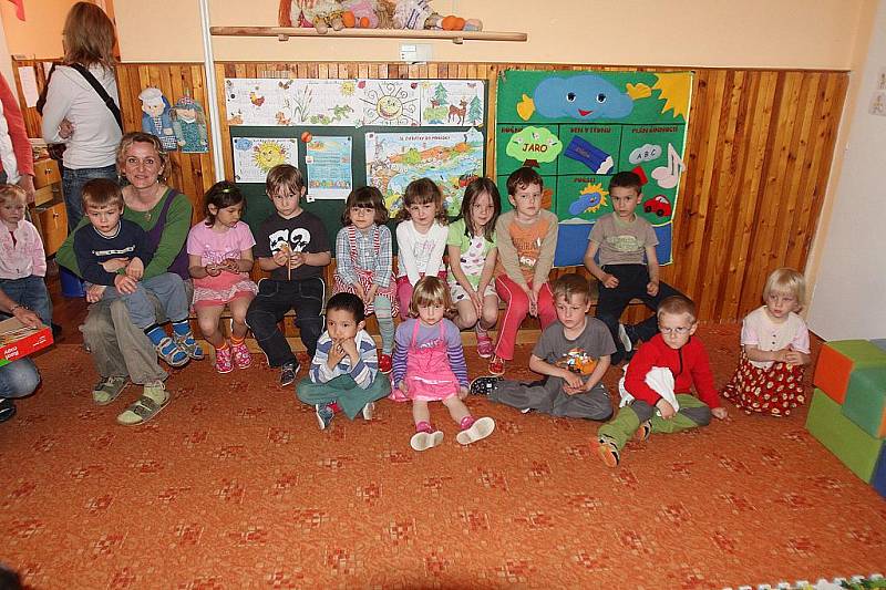 Měření očí u dětí ve školkách na Mladoboleslavsku. 