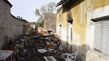 Z vyhořelého domu v Brodcích vyběhly stovky "rusů" 