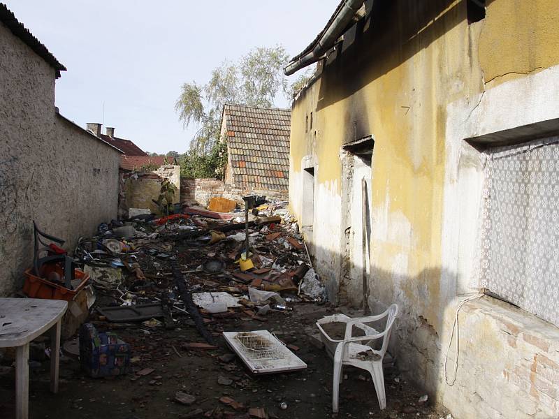 Z vyhořelého domu v Brodcích vyběhly stovky "rusů" 