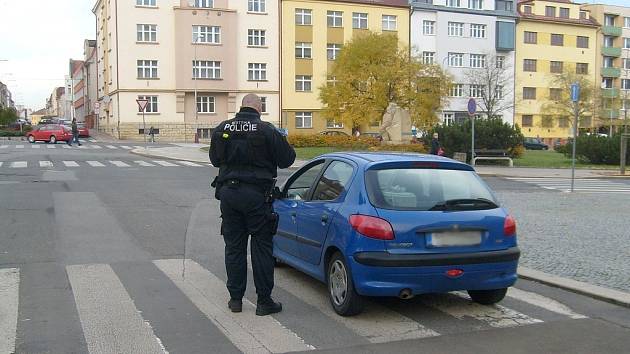 Parkoval na přechodu pro chodce