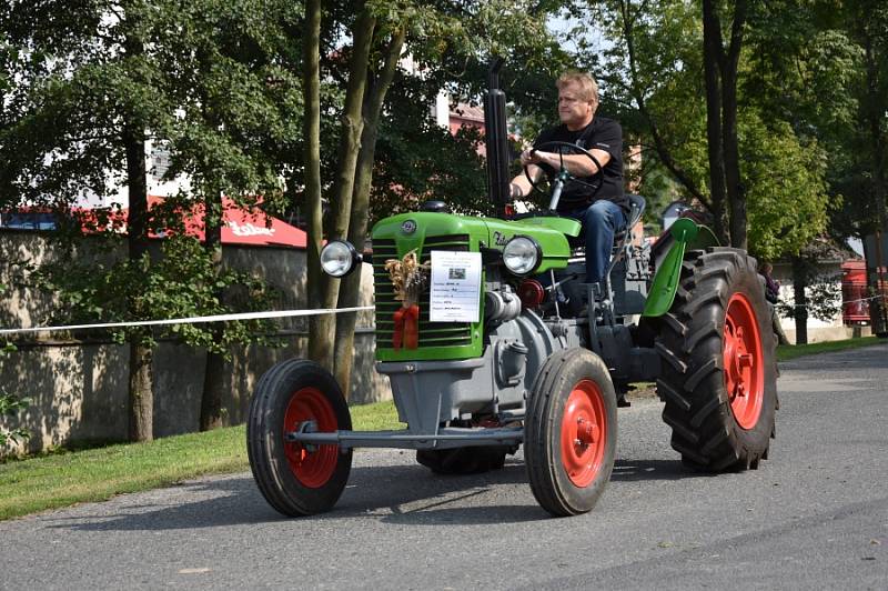 Do Kropáčovy Vrutice se opět sjeli milovníci traktorů a zemědělské techniky.