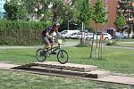 Ve čtvrtek odpoledne bylo nedaleko Nového parku na Severním sídlišti slavnostně otevřeno skill centrum. Jedná se o dřevěnou dráhu s překážkami pro začínající bikery, která jim umožní bezpečně zdokonalovat cyklistické dovednosti.