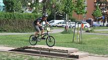 Ve čtvrtek odpoledne bylo nedaleko Nového parku na Severním sídlišti slavnostně otevřeno skill centrum. Jedná se o dřevěnou dráhu s překážkami pro začínající bikery, která jim umožní bezpečně zdokonalovat cyklistické dovednosti.