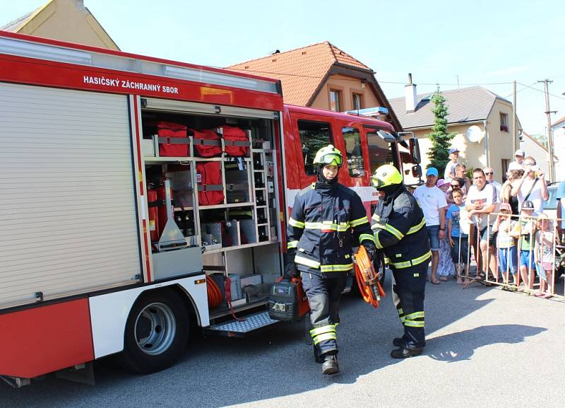 Na dětském dni se představili hasiči i kynologové