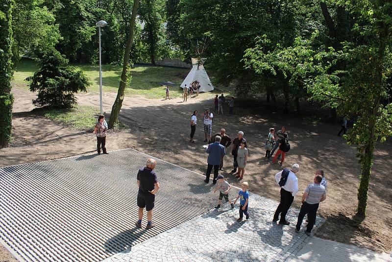 V Benátkách nad Jizerou slavnostně otevřeli Centrum ekologické výchovy, které bude sloužit především jako klubovna pro místní skauty. Stavba byla zahájena v září loňského roku a město vyšla na necelých devět milionů korun.