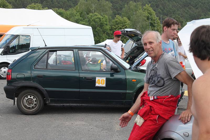 Příznivci silných motorů a kvílení  pneumatik v ostrých zatáčkách mířili v sobotu 26. května do areálu Motorlandu Vrchbělá.