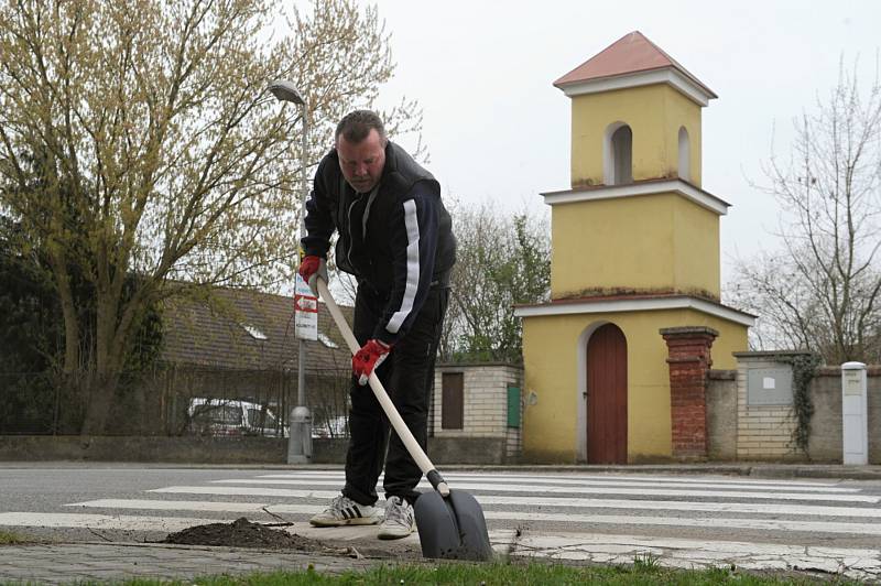 V Kolomutech místní o víkendu zvelebovali obec