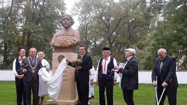 Slavnostnímu odhalení byl kromě členů Památníku barokních Kosmonos přítomen také přímý potomek Humprechta Jana Černína z Chudenic, Tomáš Černín.