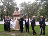 Slavnostnímu odhalení byl kromě členů Památníku barokních Kosmonos přítomen také přímý potomek Humprechta Jana Černína z Chudenic, Tomáš Černín.