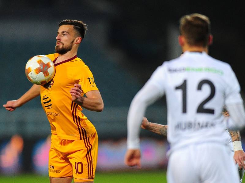 Dukla Praha (ve žlutém) porazila doma Mladou Boleslav vysoko 4:1. 