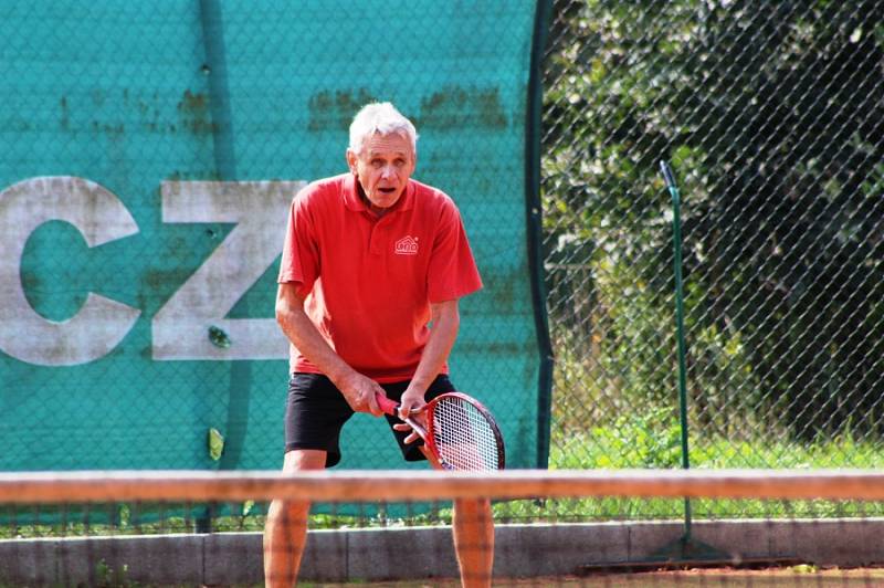 Rekordní počet 25 dvojic se pustil do tenisového turnaje Vrabec Cup, jehož sedmý ročník se uskutečnil na tenisových kurtech v Bakově nad Jizerou. 