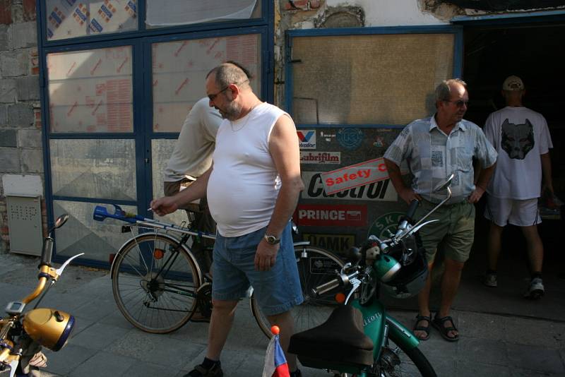 Pětice mopedářů z Mnichova Hradiště včera vyrazila do italské Pisy!