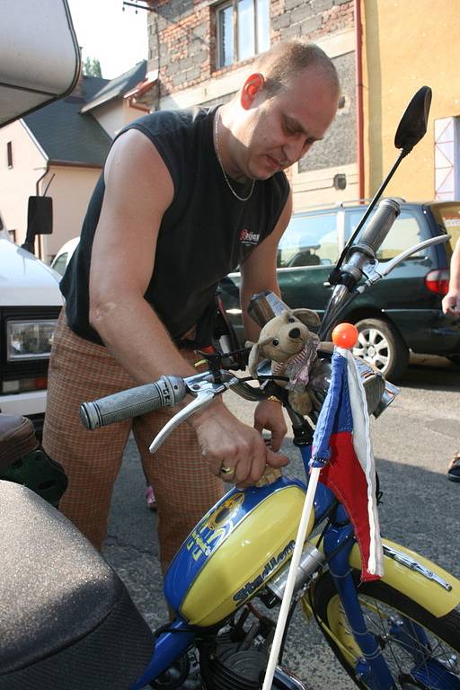 Pětice mopedářů z Mnichova Hradiště včera vyrazila do italské Pisy!