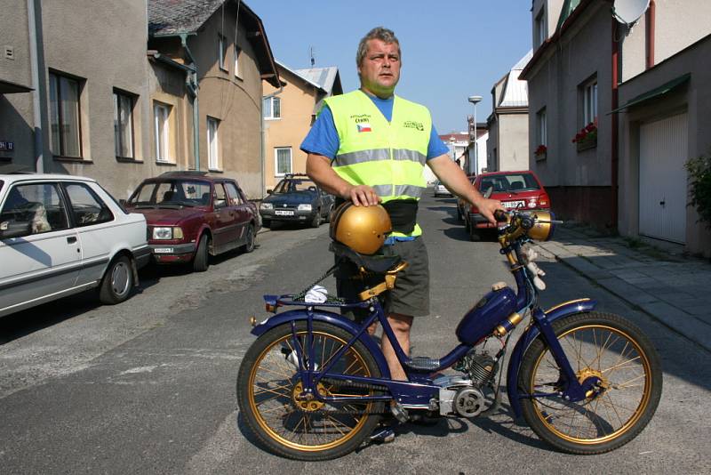 Pětice mopedářů z Mnichova Hradiště včera vyrazila do italské Pisy!