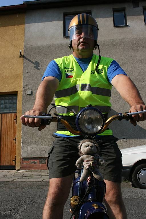 Pětice mopedářů z Mnichova Hradiště včera vyrazila do italské Pisy!