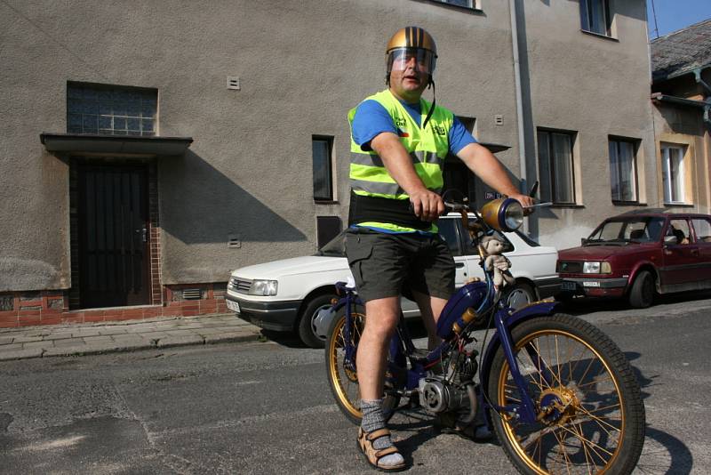 Pětice mopedářů z Mnichova Hradiště včera vyrazila do italské Pisy!