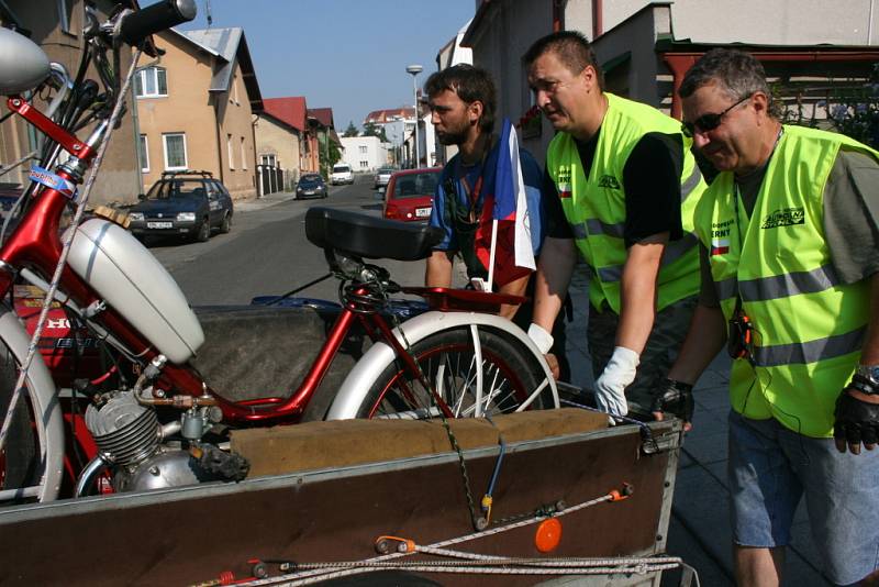 Pětice mopedářů z Mnichova Hradiště včera vyrazila do italské Pisy!