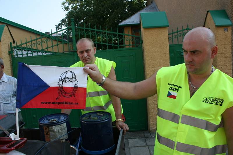 Pětice mopedářů z Mnichova Hradiště včera vyrazila do italské Pisy!