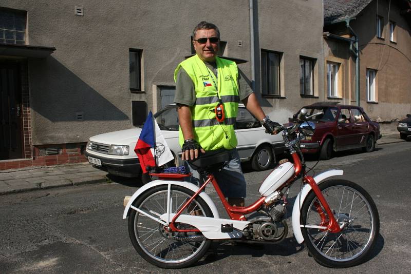 Pětice mopedářů z Mnichova Hradiště včera vyrazila do italské Pisy!