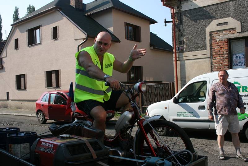 Pětice mopedářů z Mnichova Hradiště včera vyrazila do italské Pisy!