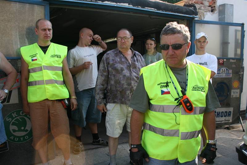 Pětice mopedářů z Mnichova Hradiště včera vyrazila do italské Pisy!