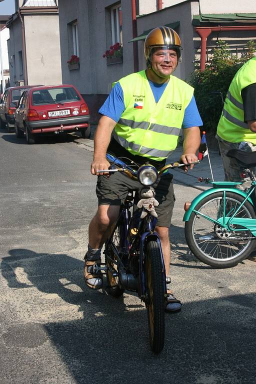 Pětice mopedářů z Mnichova Hradiště včera vyrazila do italské Pisy!